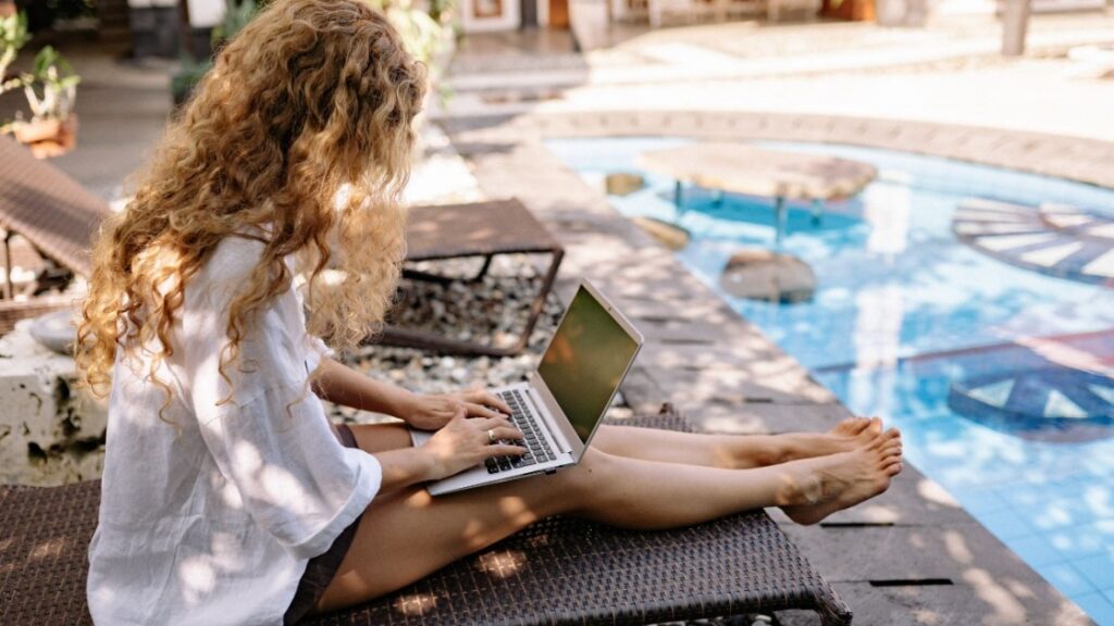 Comment protéger son cellulaire, tablette et ordinateur en vacances