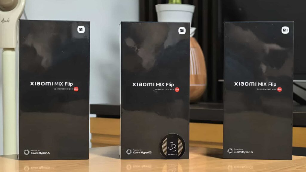 Xiaomi MIX Flip global price tag & retail box appear