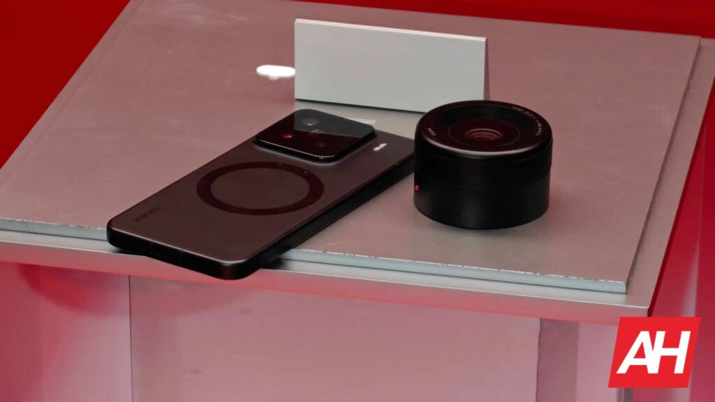 Custom Xiaomi 15 phone has a magnetic clip-on camera lens